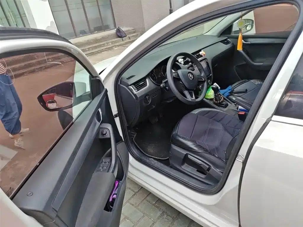 Octavia 2017 Classic 1.6L Automatic Comfort Edition — миниатюра 14