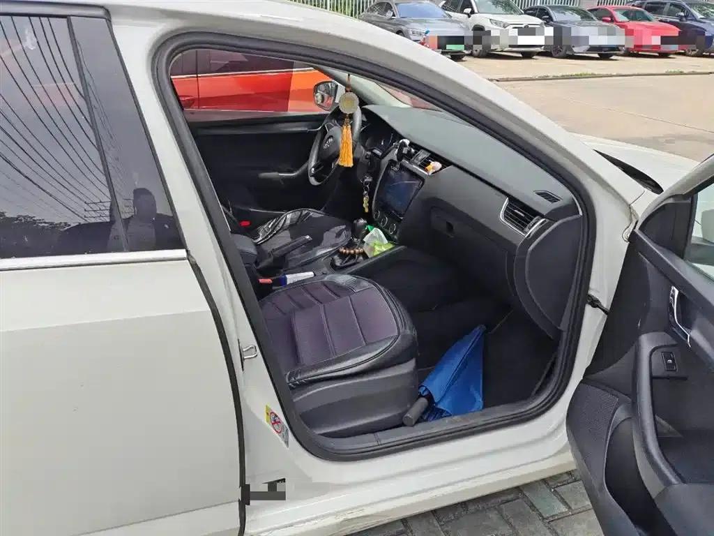 Octavia 2017 Classic 1.6L Automatic Comfort Edition — миниатюра 20
