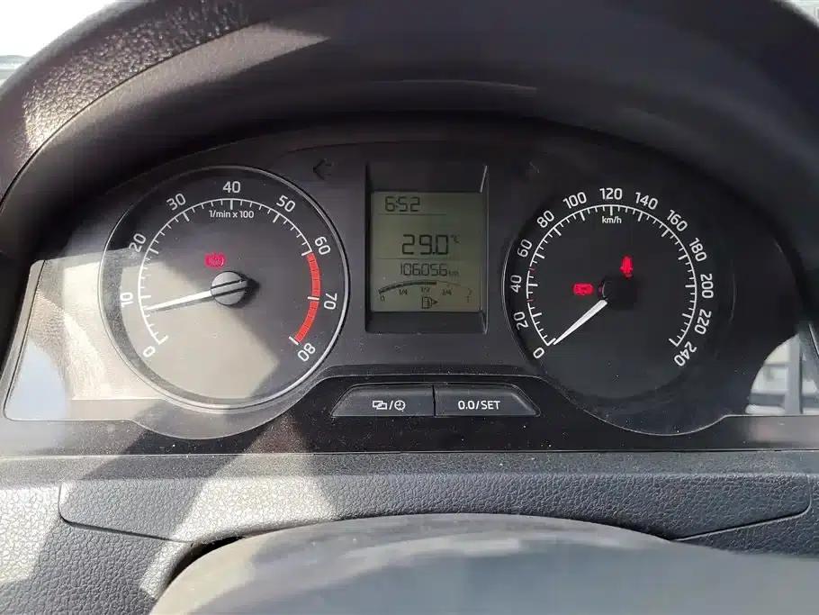 Rapid 2014 1.6L Manual Enjoy Edition — миниатюра 14