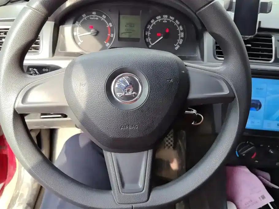 Rapid 2014 1.6L Manual Enjoy Edition — миниатюра 15