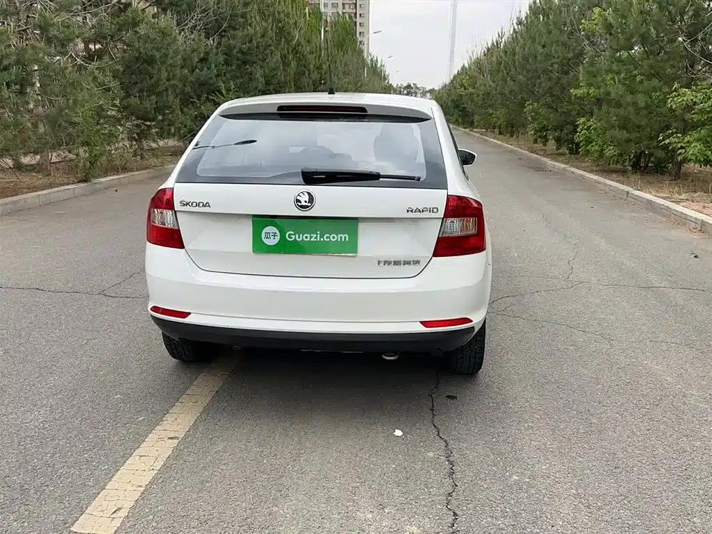 Rapid Spaceback 2016 Facelift 1.4L Manual Forward Edition — миниатюра 13