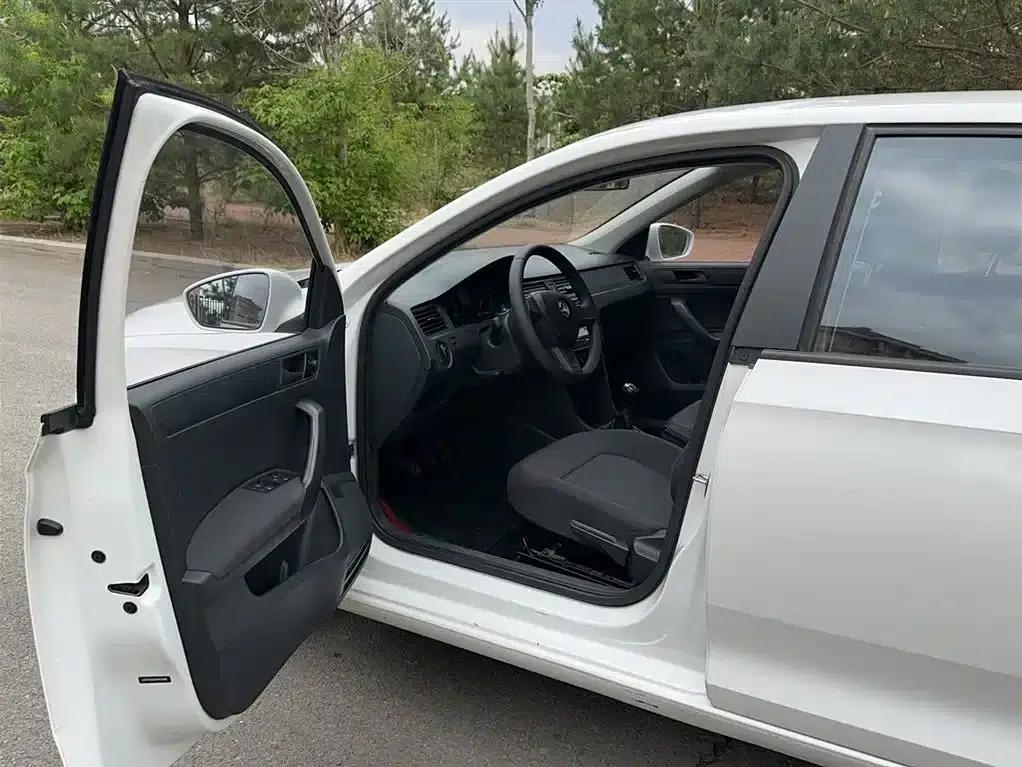 Rapid Spaceback 2016 Facelift 1.4L Manual Forward Edition — миниатюра 15