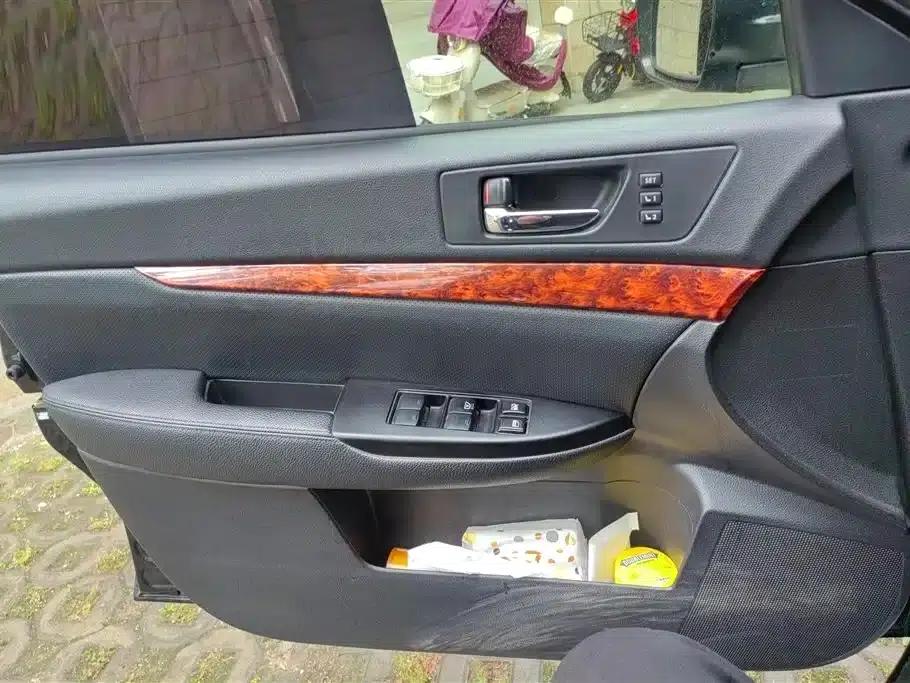Outback 2011 2.5i Luxury Edition — миниатюра 7