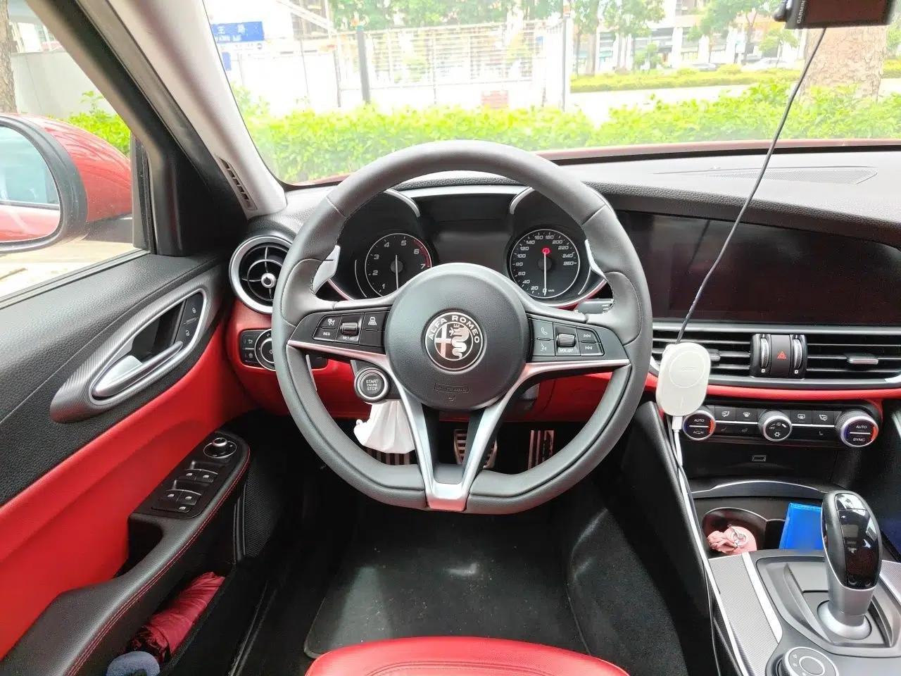 Alfa Romeo Giulia 2017 2.0T 280HP Luxury Sport Edition — миниатюра 11