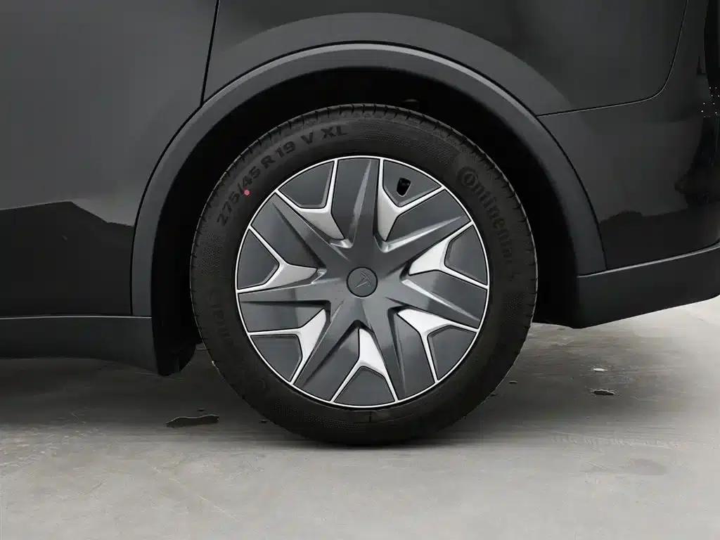 Model Y L 2025 Long Range All-Wheel Drive — миниатюра 8