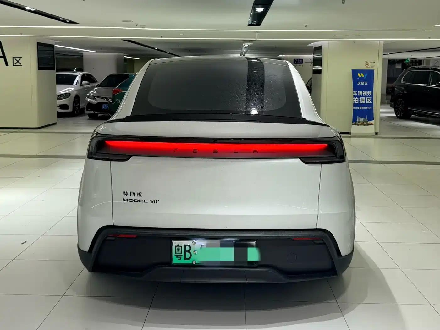Model Y L 2025 Long Range All-Wheel Drive — миниатюра 4
