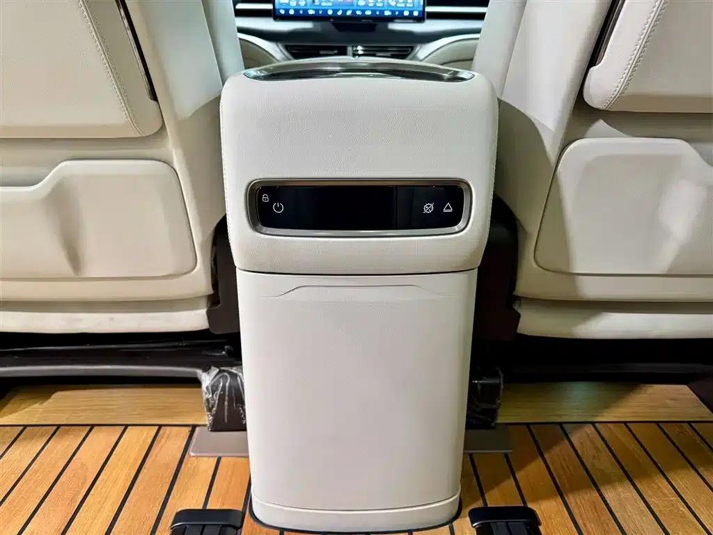 Denza D9 2024 DM-i 980 4WD Premium Edition — миниатюра 28