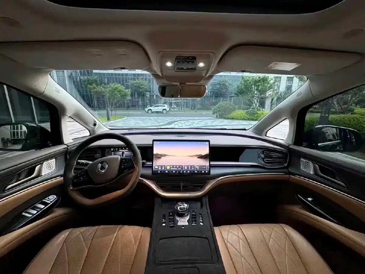 Denza D9 2022 DM-i 970 AWD Flagship Edition — миниатюра 3