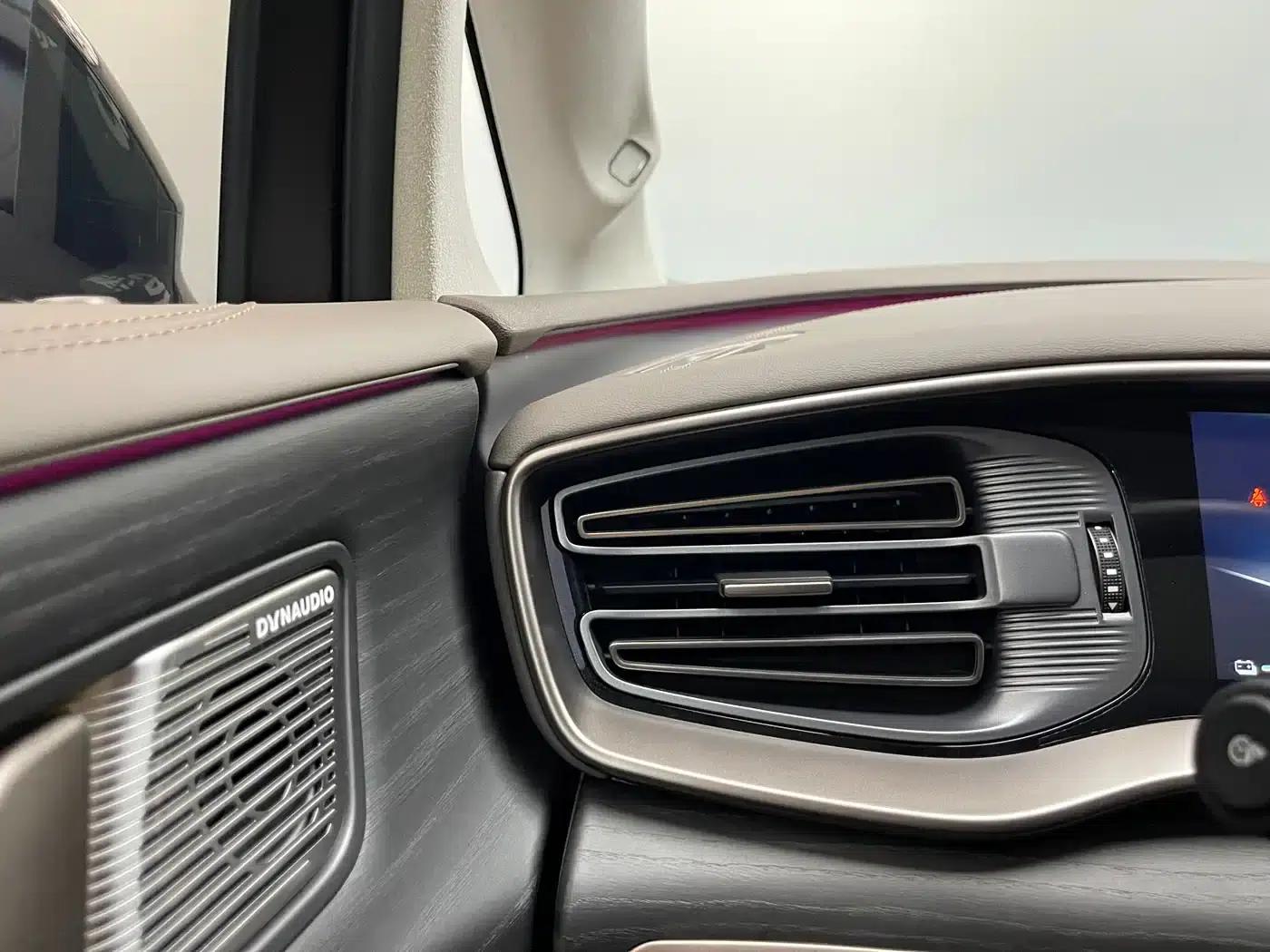 Denza D9 2022 DM-i 970 AWD Flagship Edition — миниатюра 21