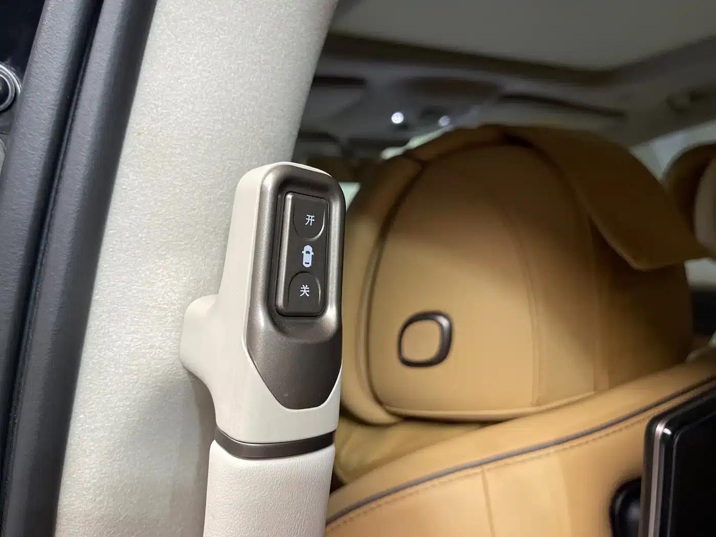 Denza D9 2022 DM-i 970 AWD Flagship Edition — миниатюра 27