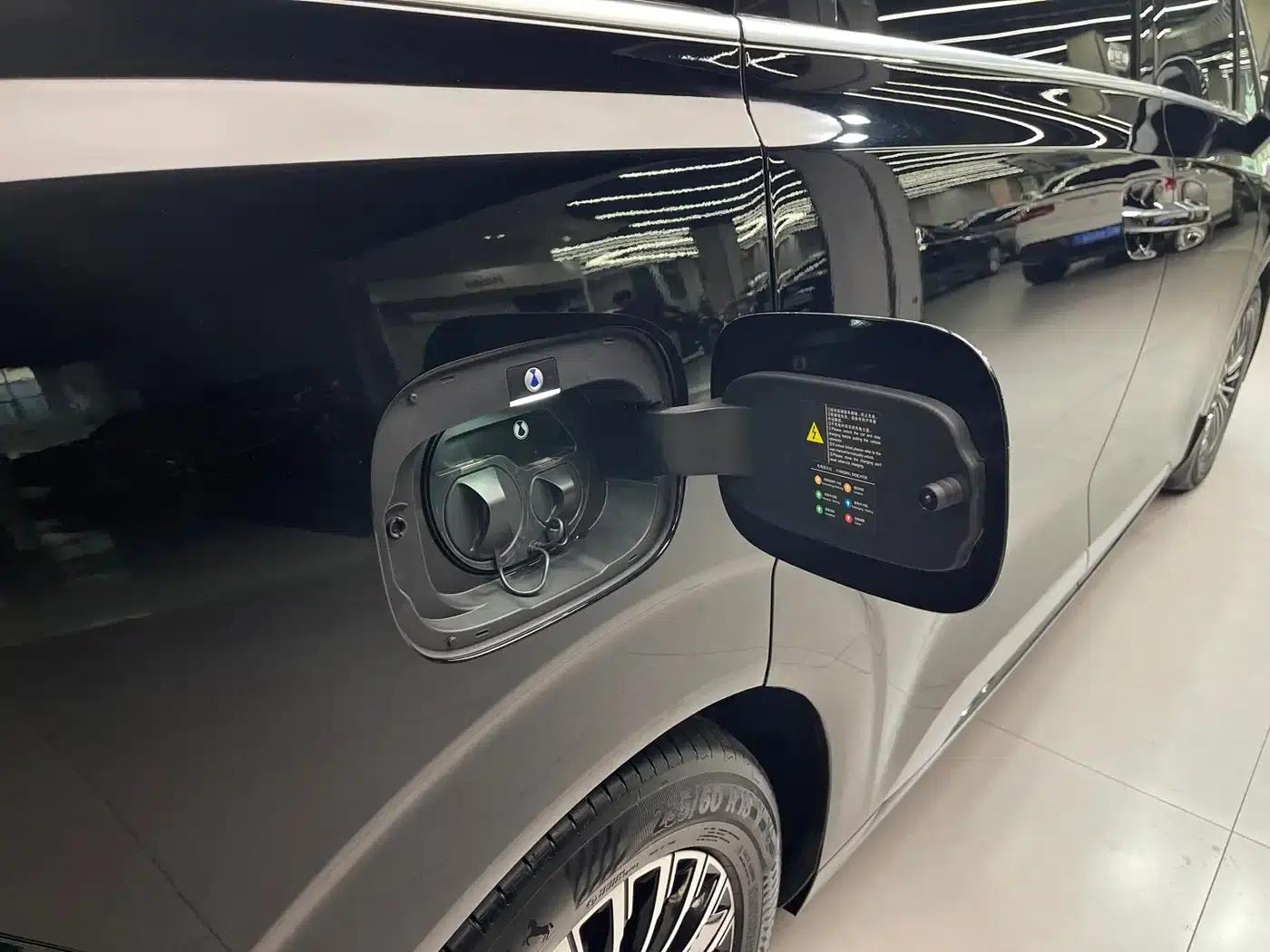 Denza D9 2022 DM-i 970 AWD Flagship Edition — миниатюра 33