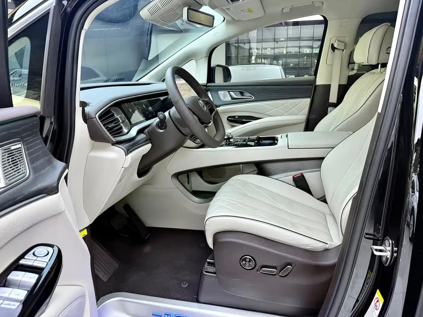 Denza D9 2024 DM-i 980 4WD Premium Edition — миниатюра 4