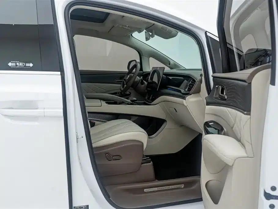 Denza D9 2022 DM-i 970 AWD Flagship Edition — миниатюра 17