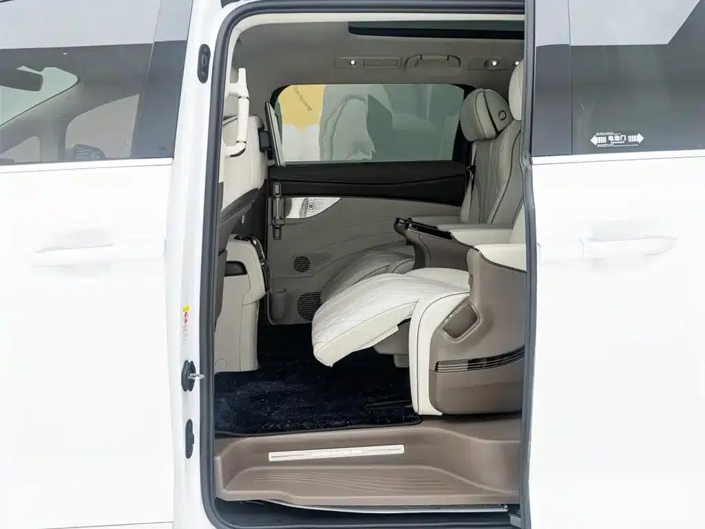 Denza D9 2022 DM-i 970 AWD Flagship Edition — миниатюра 18