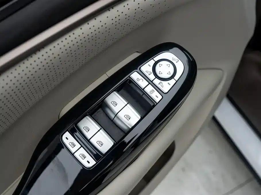 Denza D9 2022 DM-i 970 AWD Flagship Edition — миниатюра 24