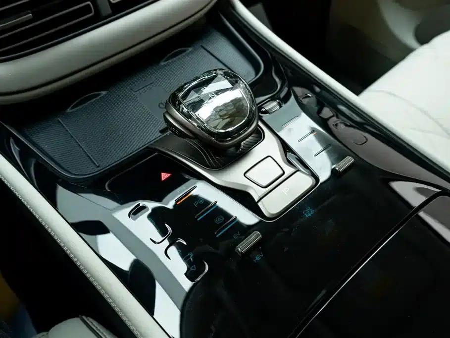 Denza D9 2022 DM-i 970 AWD Flagship Edition — миниатюра 27
