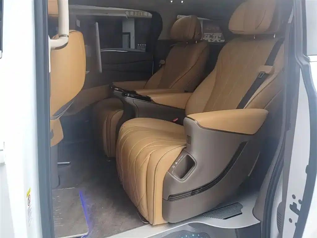 Denza D9 2022 DM-i 970 4WD Premium Edition — миниатюра 17