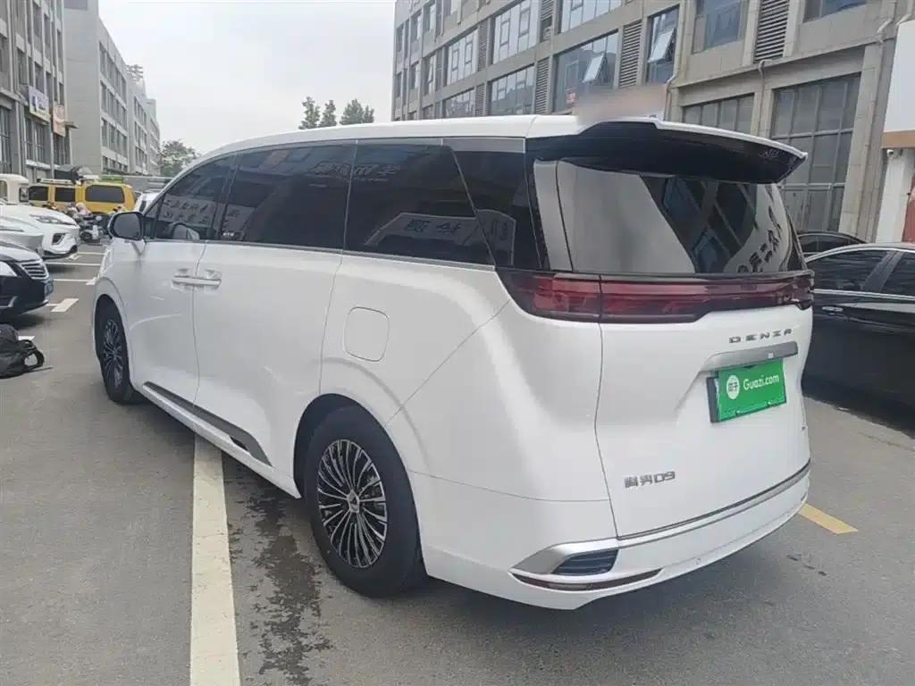 Denza D9 2022 DM-i 970 4WD Premium Edition — миниатюра 5