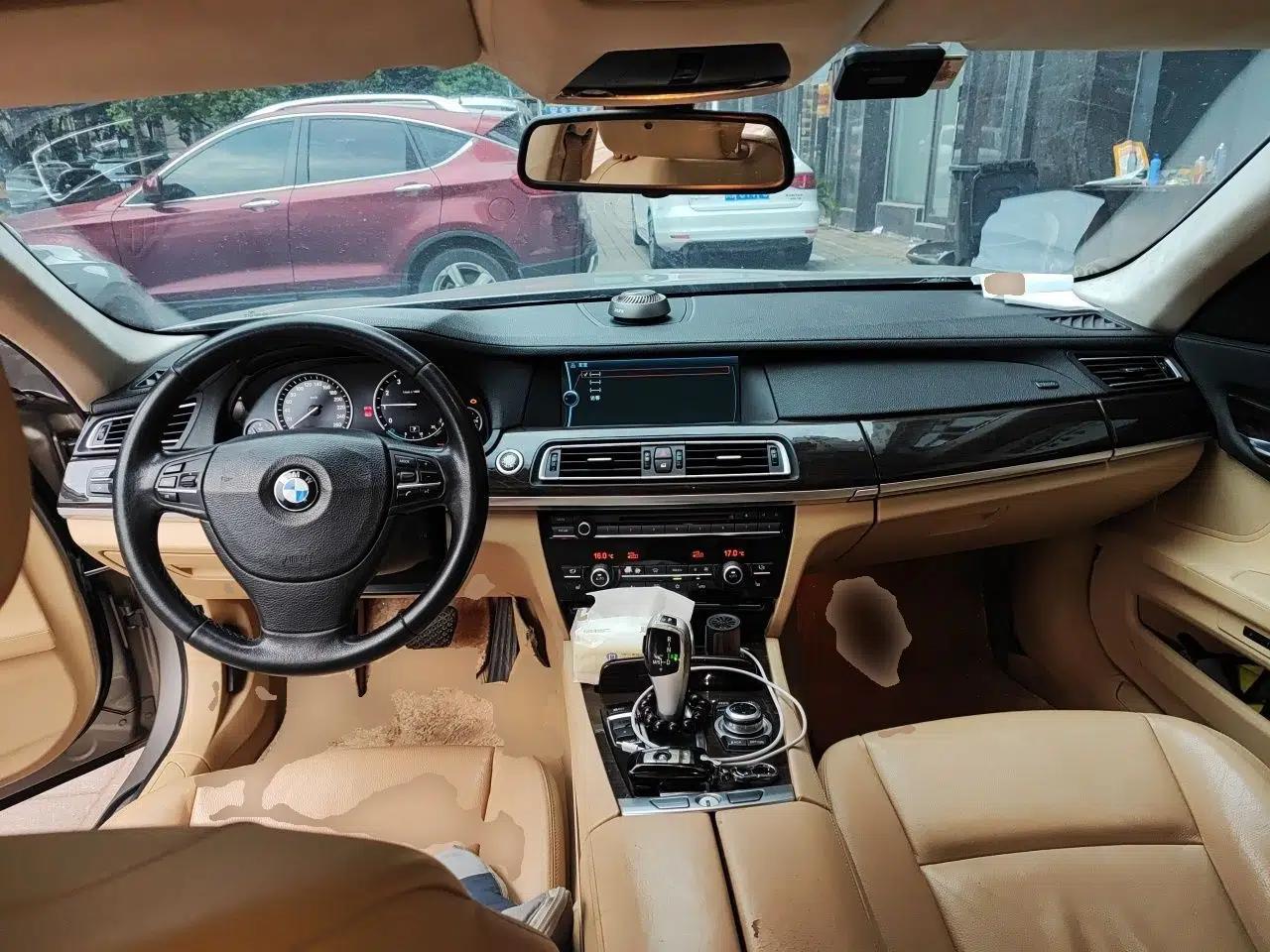 BMW 7 Series 2011 730Li Elegant Model — миниатюра 10