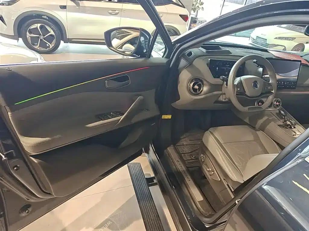 Denza N8 2023 All-Wheel Drive Super Hybrid Flagship Six-Seater Edition — миниатюра 16