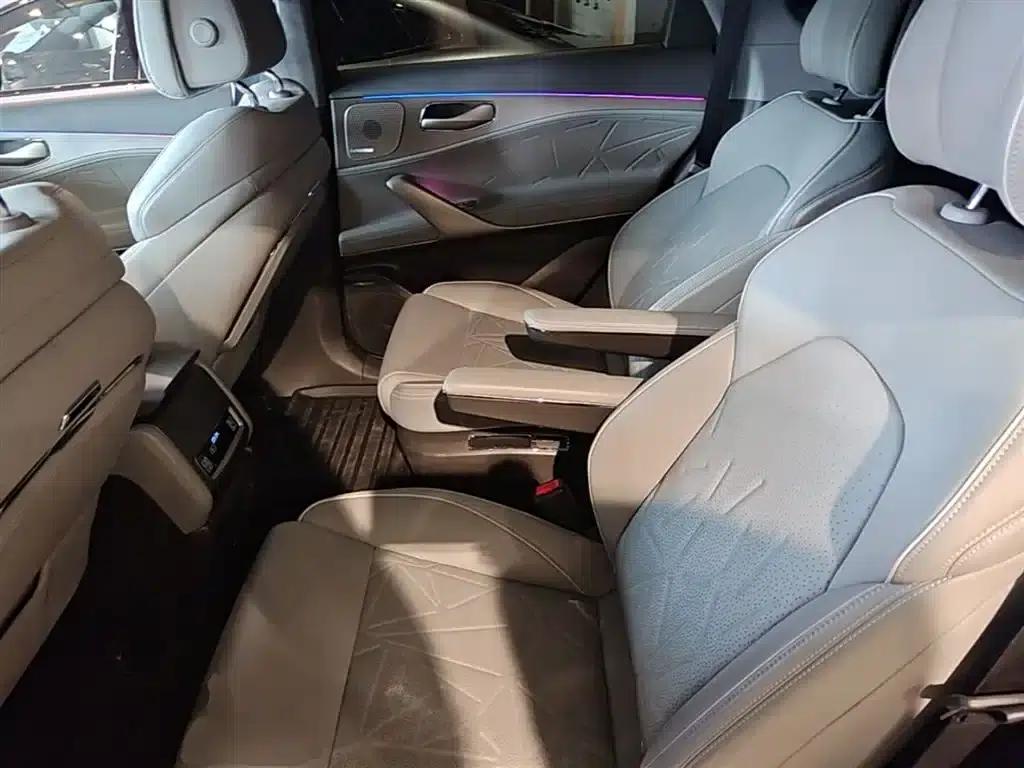 Denza N8 2023 All-Wheel Drive Super Hybrid Flagship Six-Seater Edition — миниатюра 17