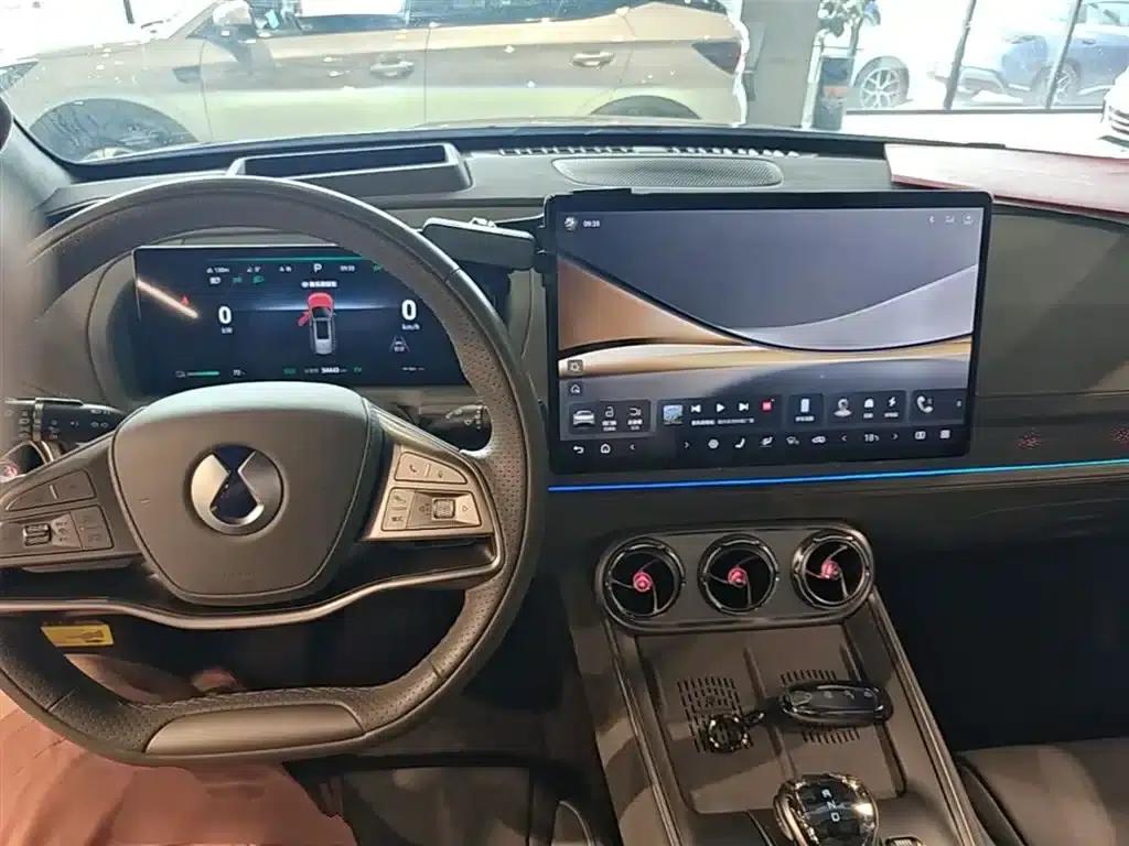 Denza N8 2023 All-Wheel Drive Super Hybrid Flagship Six-Seater Edition — миниатюра 10
