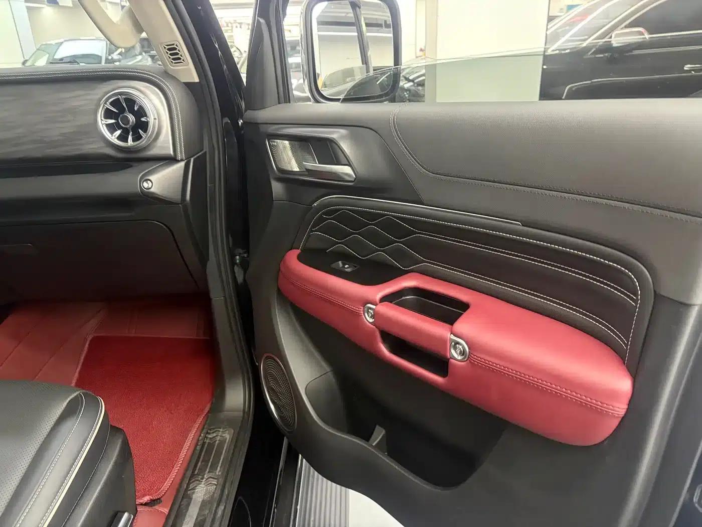 The 2023 Tank 300 City Edition 2.0T is very stylish. — миниатюра 7