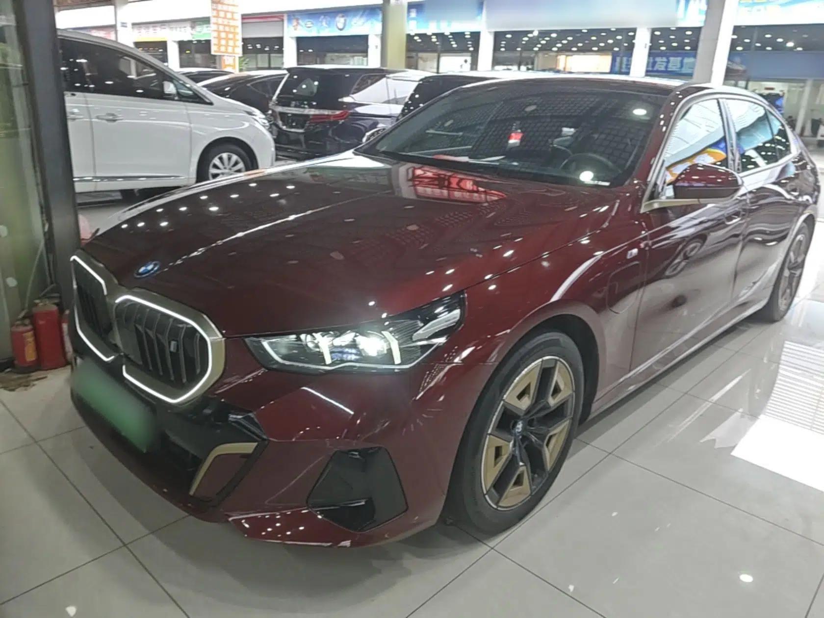 BMW i5 2024 eDrive 35L Luxury Model with M Sport Package — миниатюра 1
