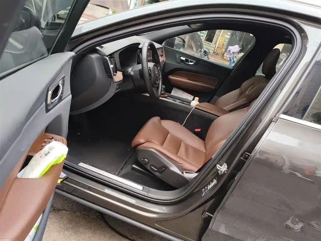 2021 Volvo XC60 T5 AWD Inscription Luxury Edition — миниатюра 12