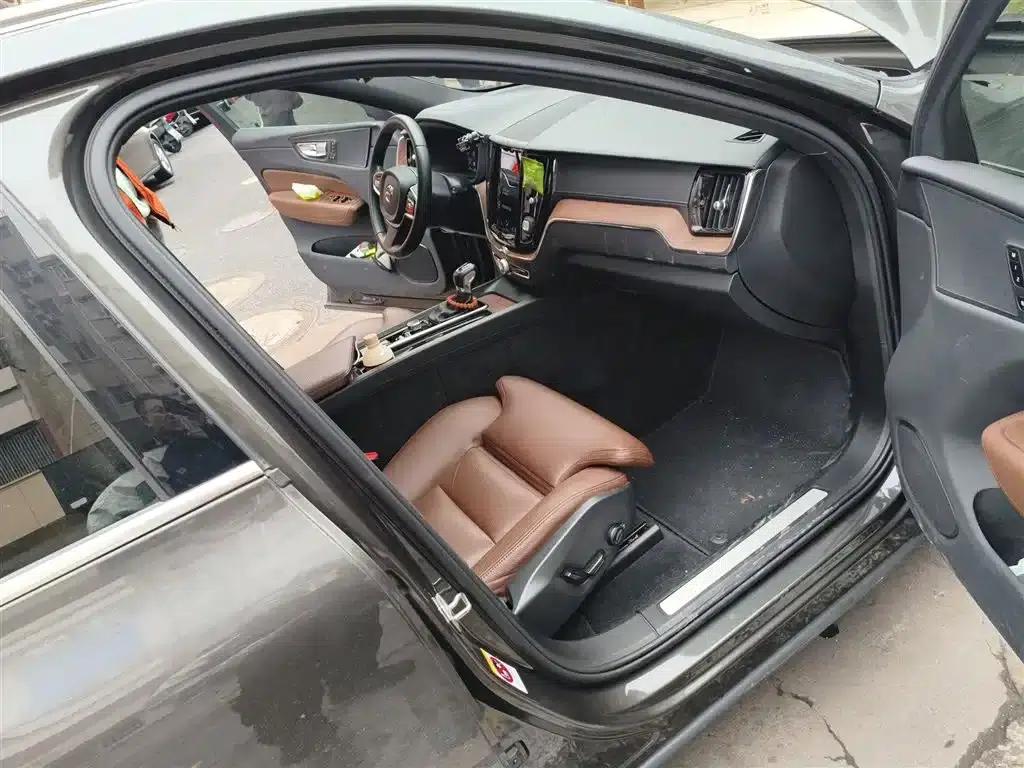 2021 Volvo XC60 T5 AWD Inscription Luxury Edition — миниатюра 21