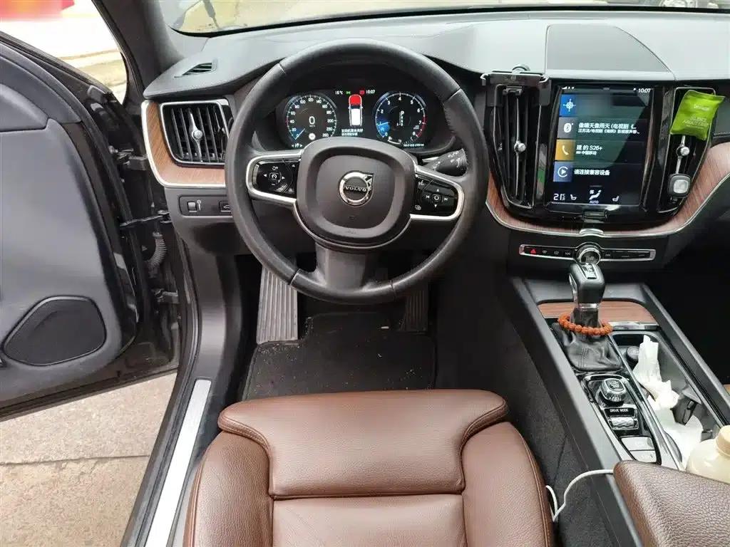 2021 Volvo XC60 T5 AWD Inscription Luxury Edition — миниатюра 6