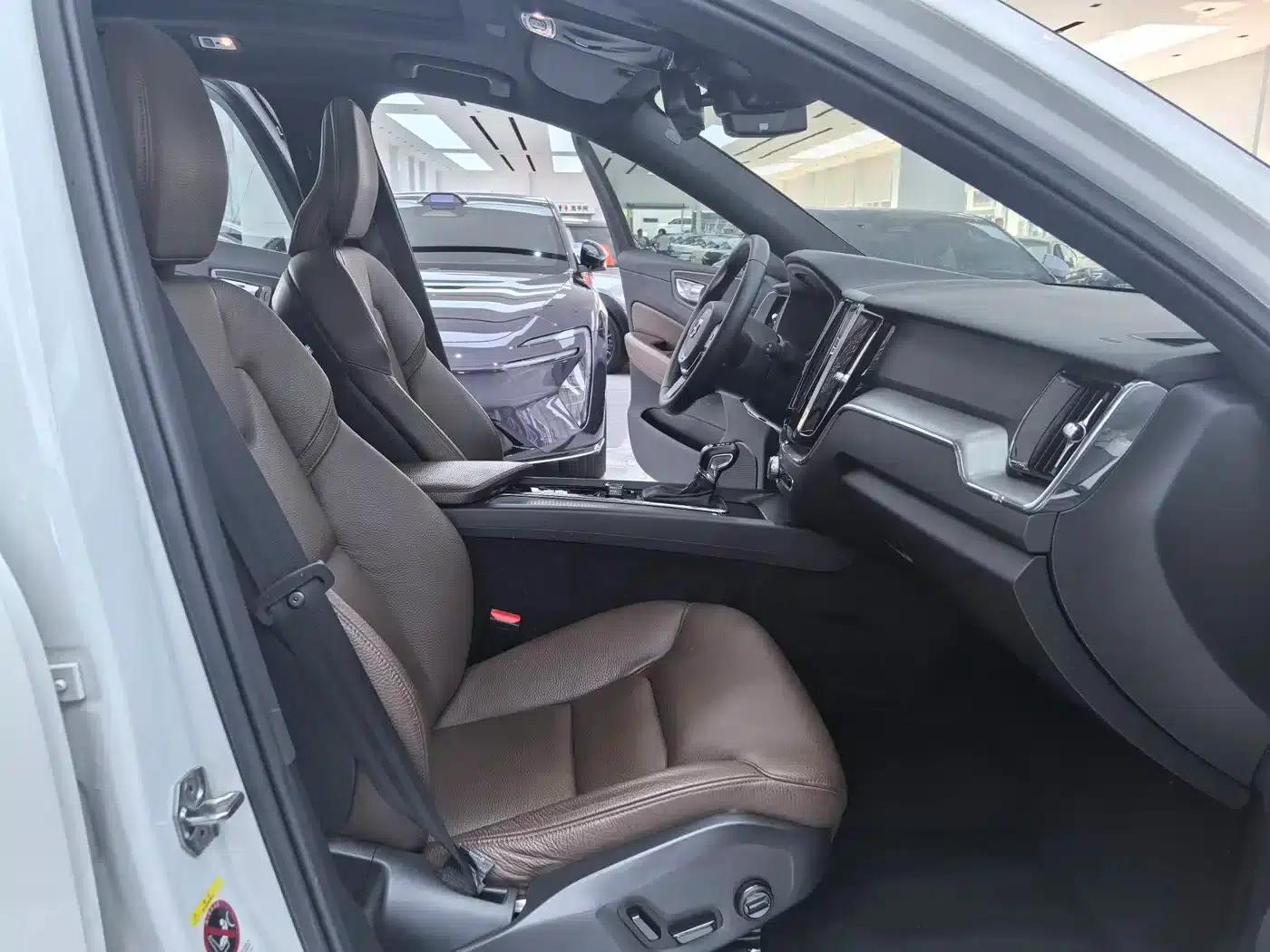 2021 Volvo XC60 T5 AWD Inscription Luxury Edition — миниатюра 11