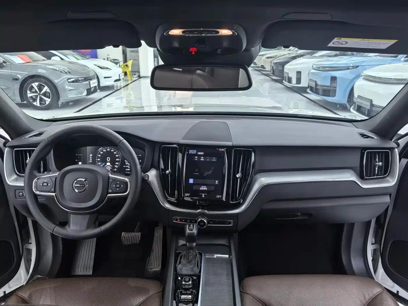 2021 Volvo XC60 T5 AWD Inscription Luxury Edition — миниатюра 4