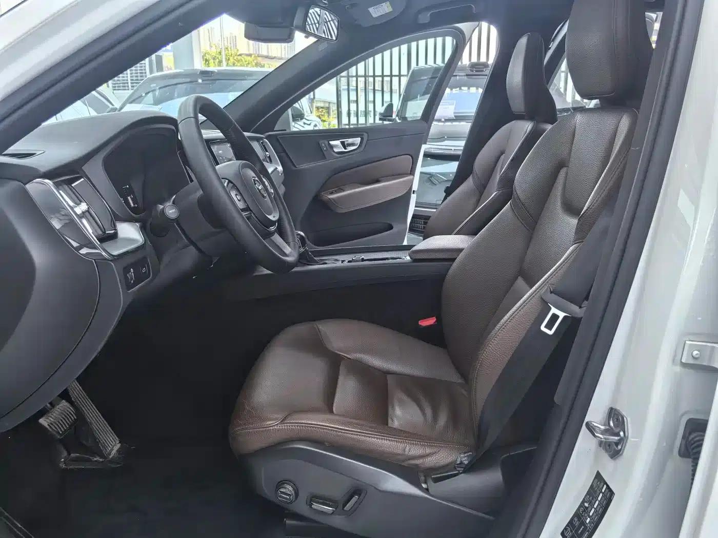 2021 Volvo XC60 T5 AWD Inscription Luxury Edition — миниатюра 5