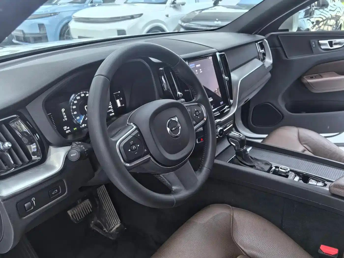 2021 Volvo XC60 T5 AWD Inscription Luxury Edition — миниатюра 6
