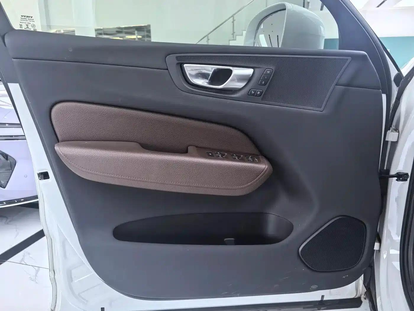 2021 Volvo XC60 T5 AWD Inscription Luxury Edition — миниатюра 7