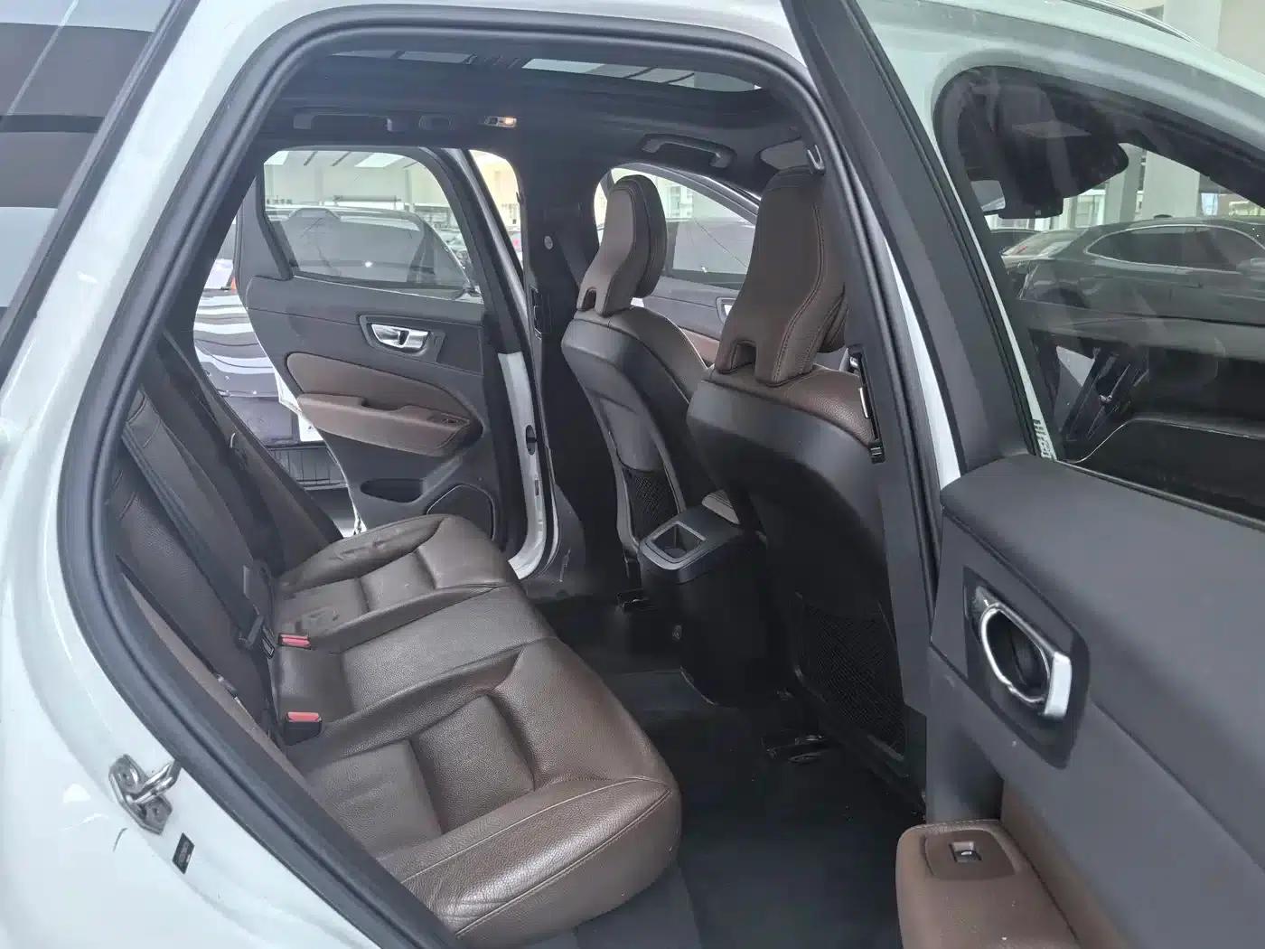 2021 Volvo XC60 T5 AWD Inscription Luxury Edition — миниатюра 8