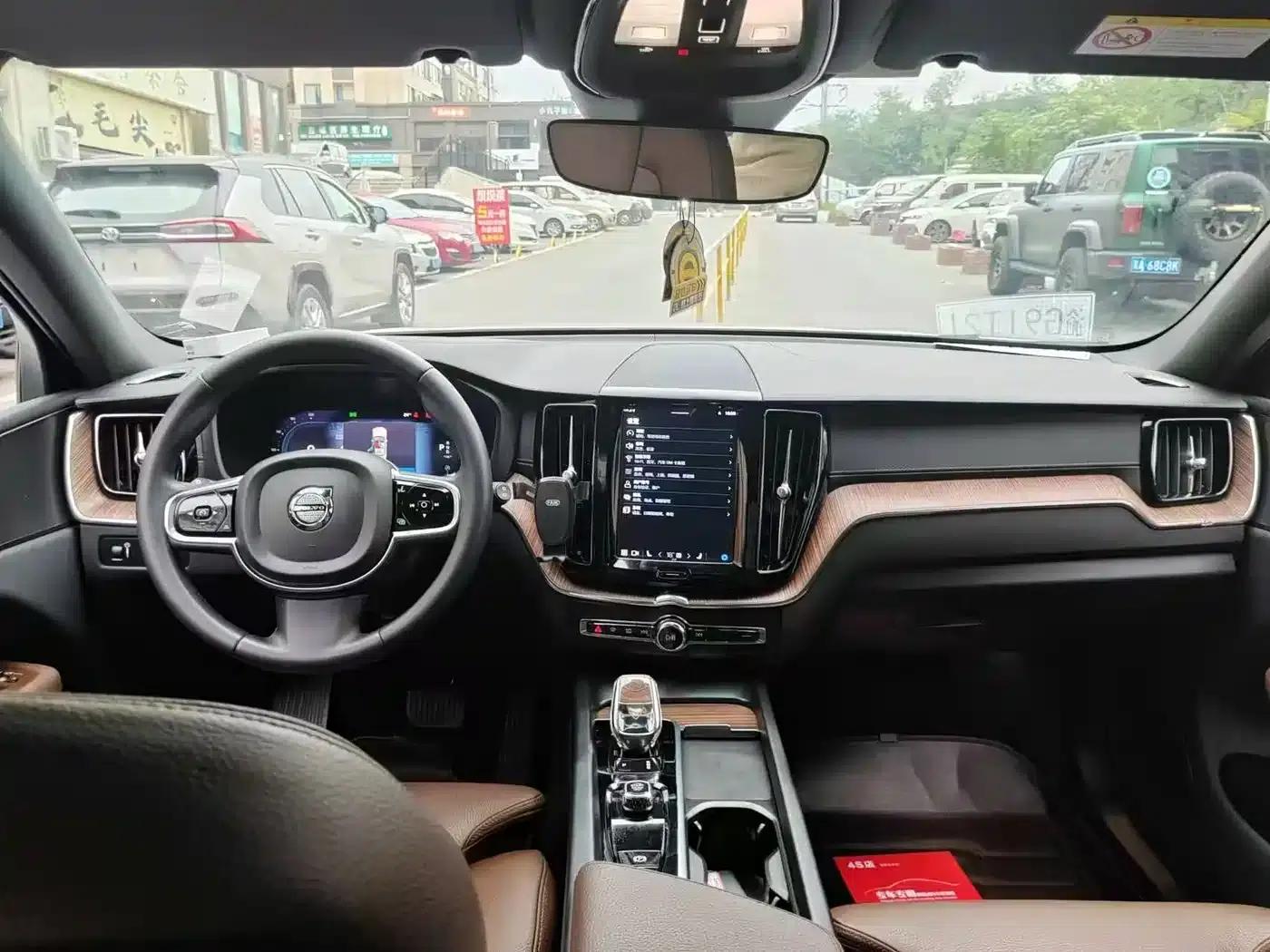 2022 Volvo XC60 B5 AWD Inscription Luxury Edition — миниатюра 5