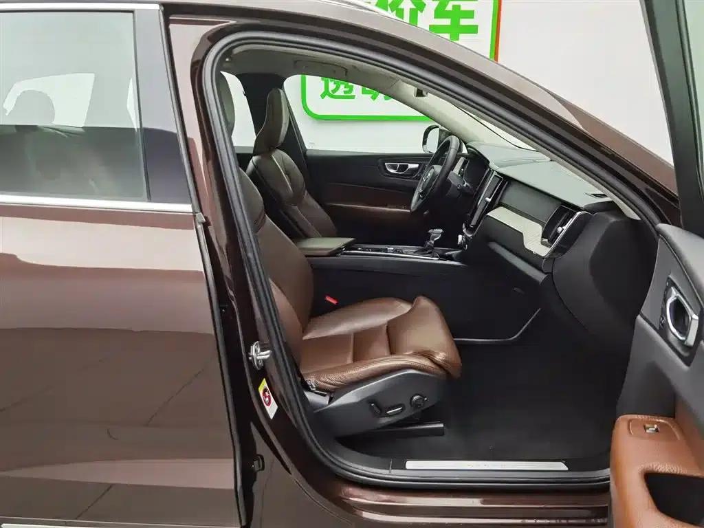 2020 Volvo XC60 T5 AWD Inscription Luxury Edition — миниатюра 23