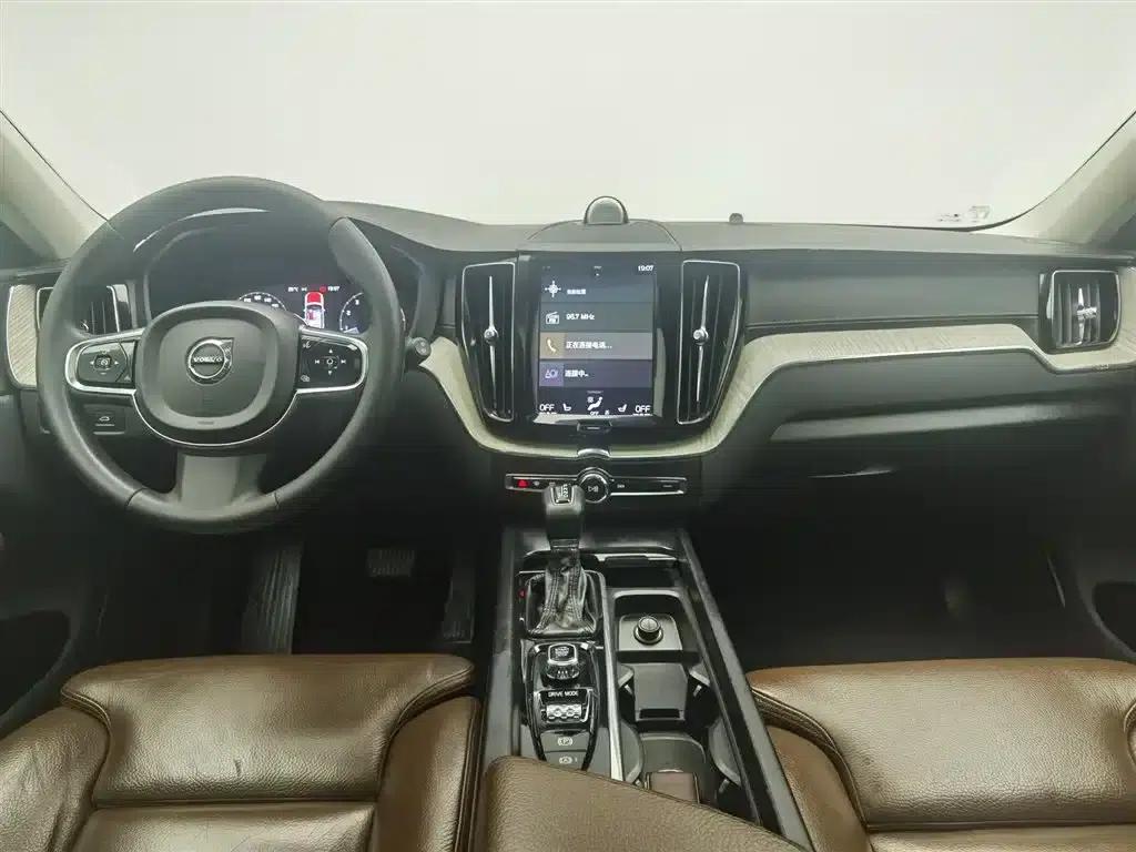 2020 Volvo XC60 T5 AWD Inscription Luxury Edition — миниатюра 5