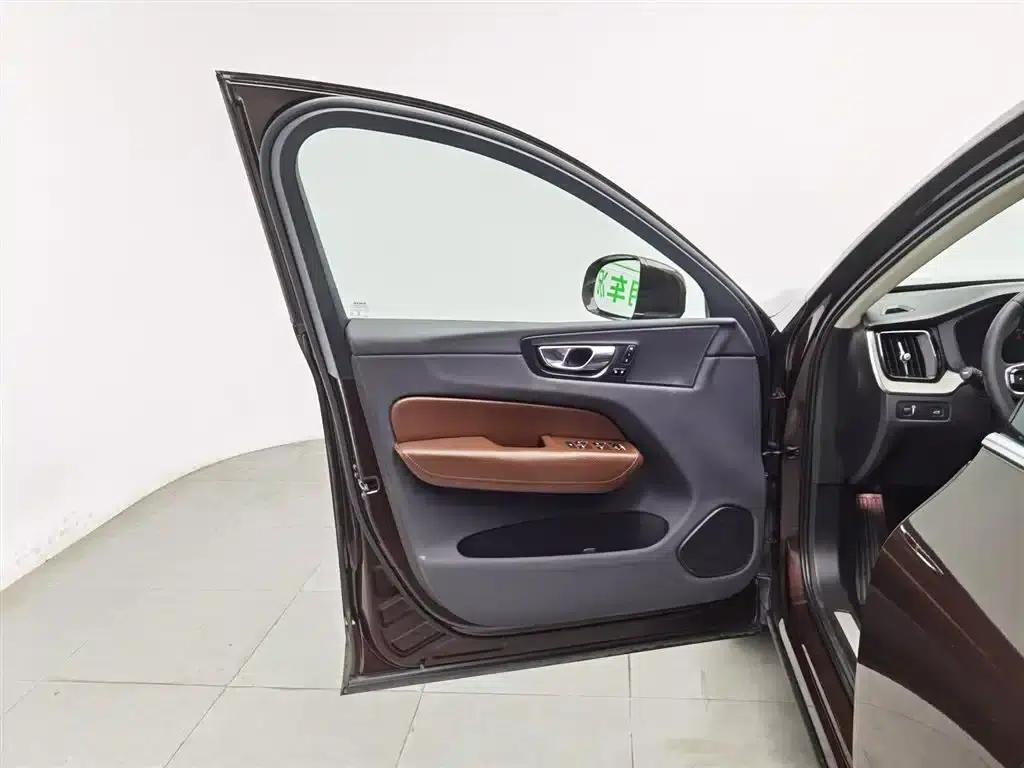 2020 Volvo XC60 T5 AWD Inscription Luxury Edition — миниатюра 8