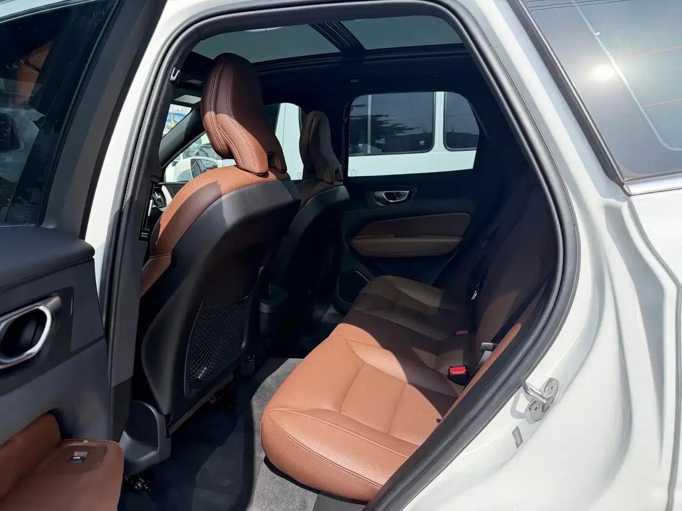 2023 Volvo XC60 B5 AWD Inscription Sport Edition — миниатюра 3
