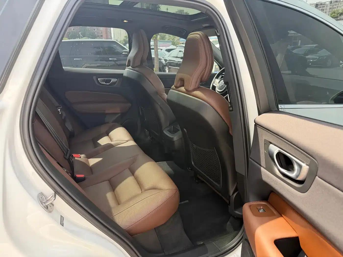 2023 Volvo XC60 B5 AWD Inscription Sport Edition — миниатюра 4