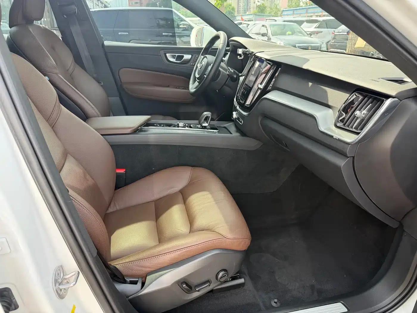 2023 Volvo XC60 B5 AWD Inscription Sport Edition — миниатюра 6