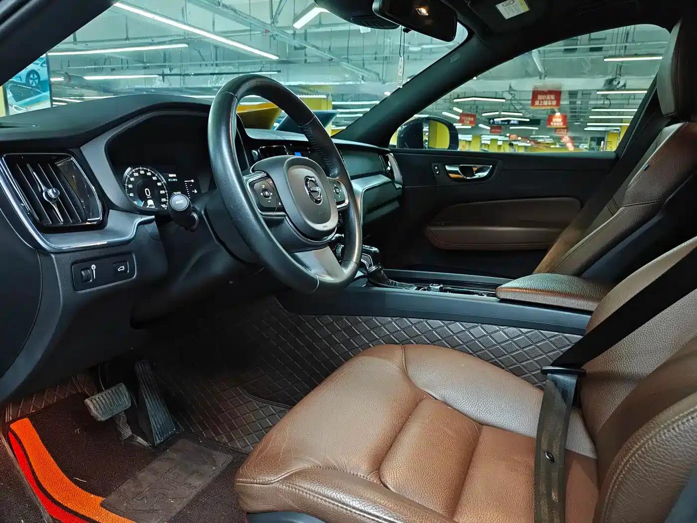 2021 Volvo XC60 T5 AWD Inscription Luxury Edition — миниатюра 4