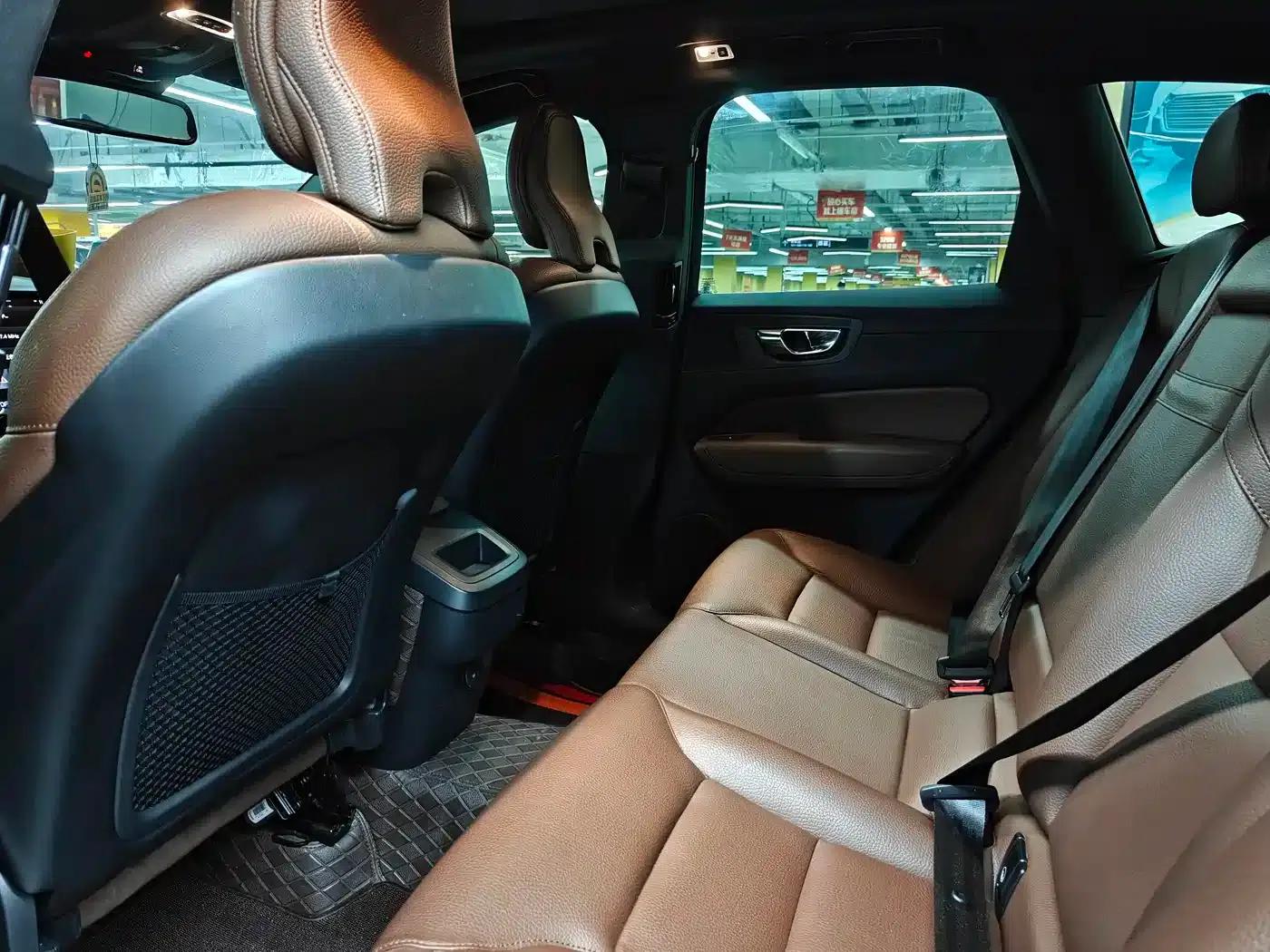 2021 Volvo XC60 T5 AWD Inscription Luxury Edition — миниатюра 5