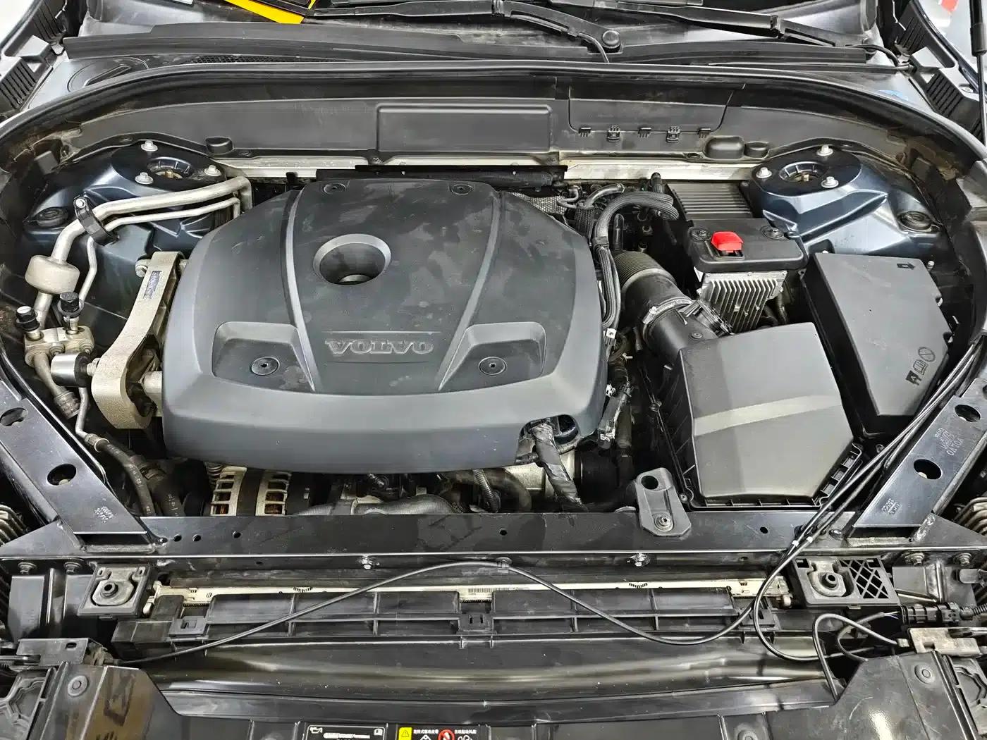 2021 Volvo XC60 T5 AWD Inscription Luxury Edition — миниатюра 6