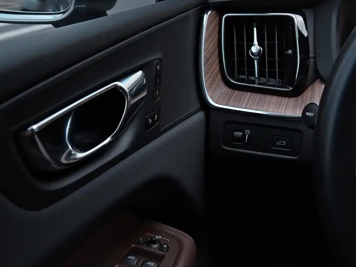 2021 Volvo XC60 T5 AWD Inscription Luxury Edition — миниатюра 20