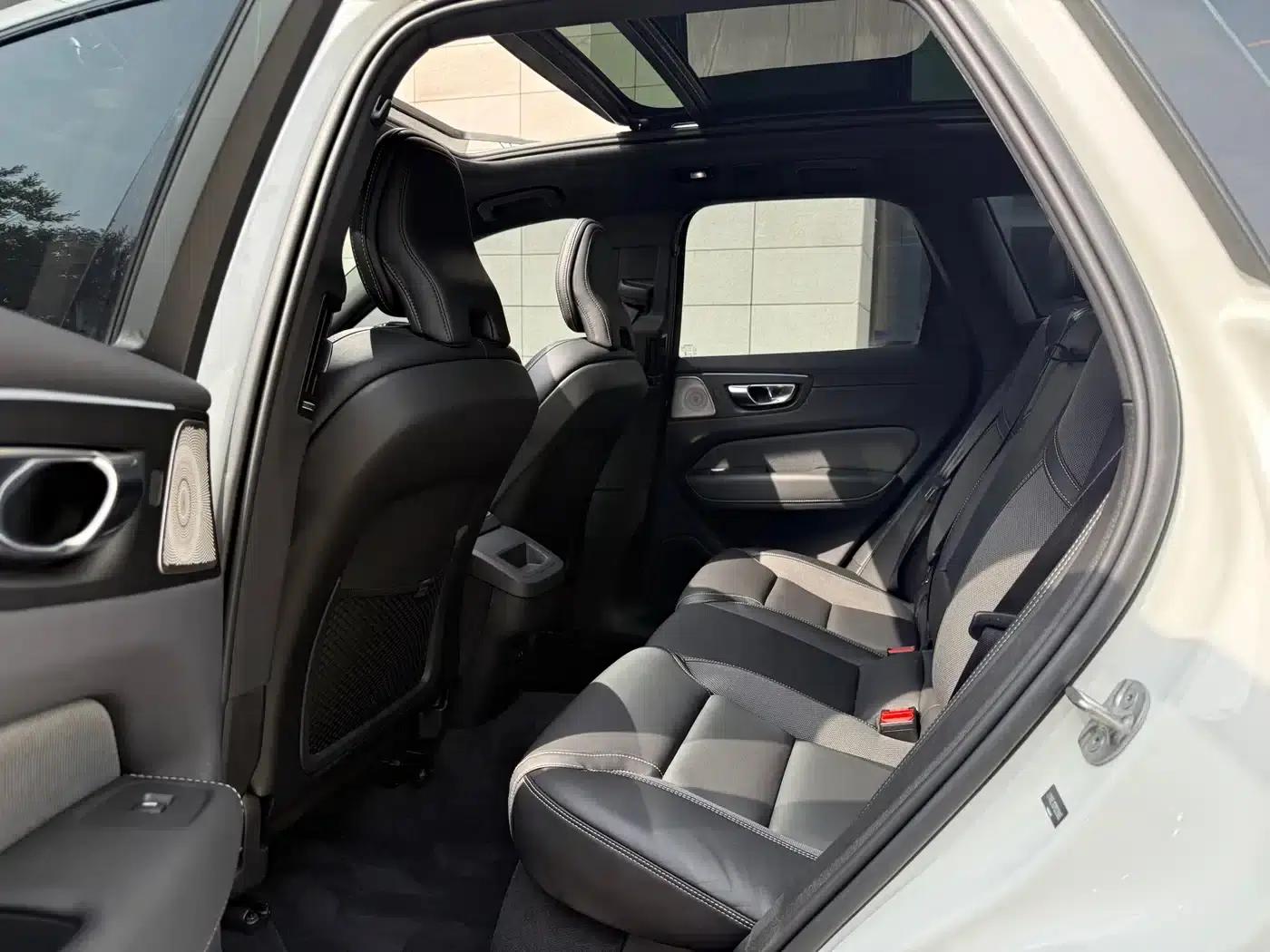 2023 Volvo XC60 B5 AWD Inscription Sport Edition — миниатюра 11