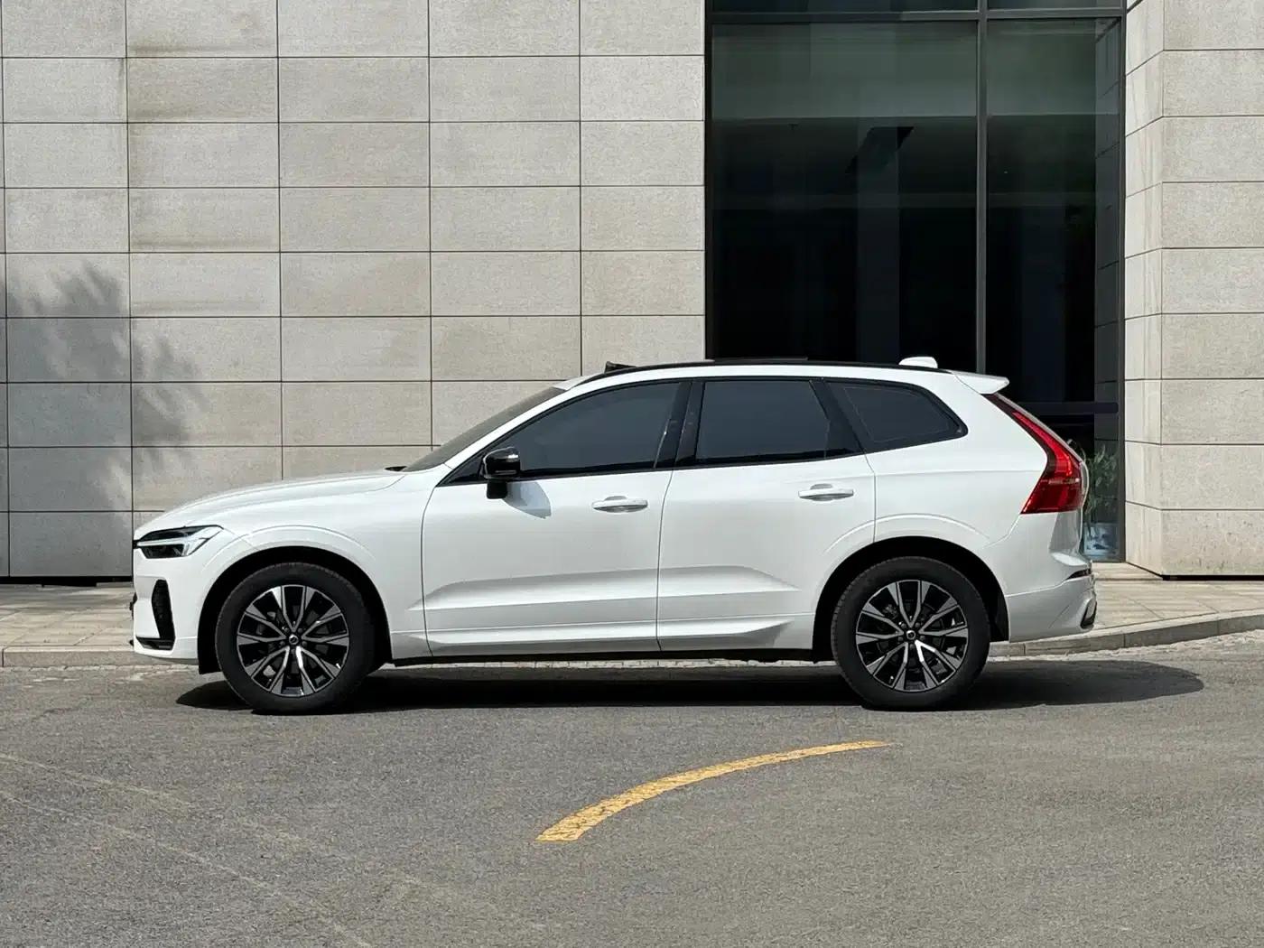2023 Volvo XC60 B5 AWD Inscription Sport Edition — миниатюра 4